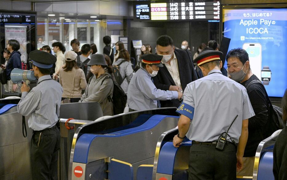 大雨の影響で東海道・山陽新幹線が一時全線ストップし、対応に追われるJR博多駅の駅員＝2日午後