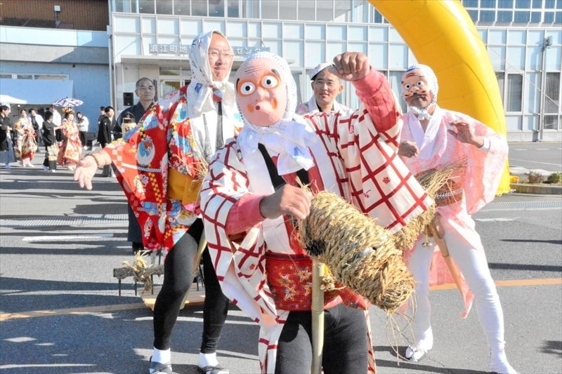 花嫁行列を再現する参加者