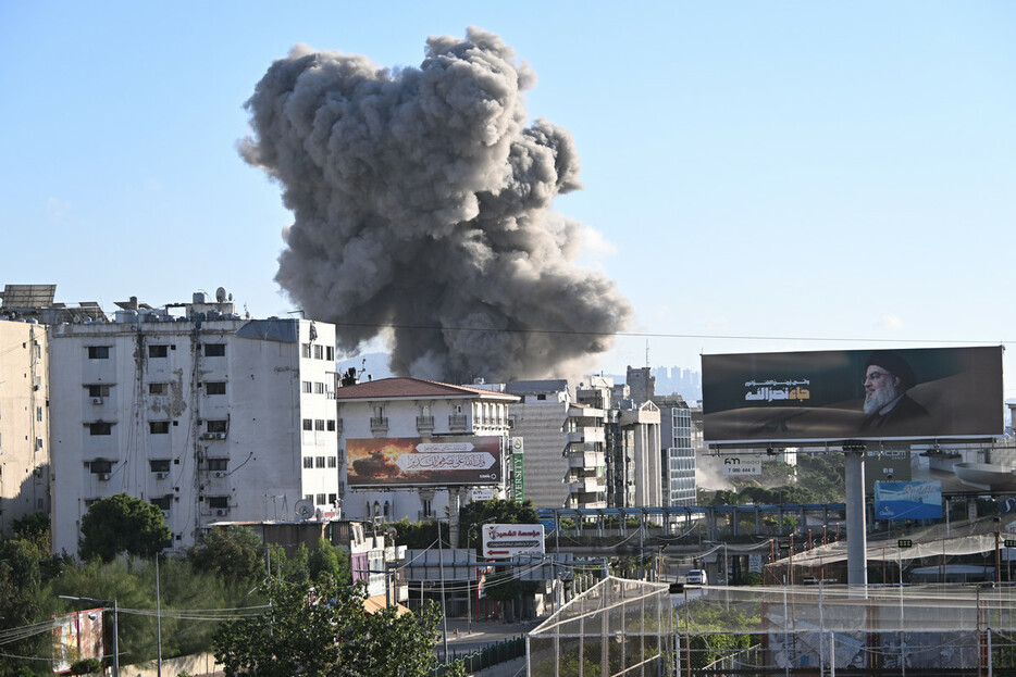 １６日、レバノンの首都ベイルート南郊ダヒエ地区で、イスラエル軍の空爆を受けて立ち上る煙（ＥＰＡ時事）