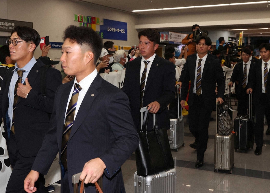 高知龍馬空港に到着した阪神ナイン（撮影・大森　寛明）