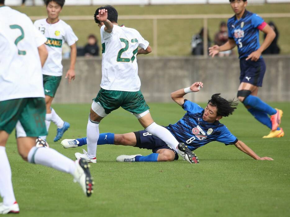 大津高MF畑拓海(3年=FC KAJITSU U-15出身)がスライディングタックルを決める(Taro YOSHIDA)