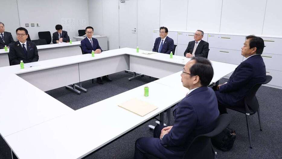 税制協議に臨む自民、公明、国民の各党の税制調査会長ら＝28日午前、国会内（春名中撮影）