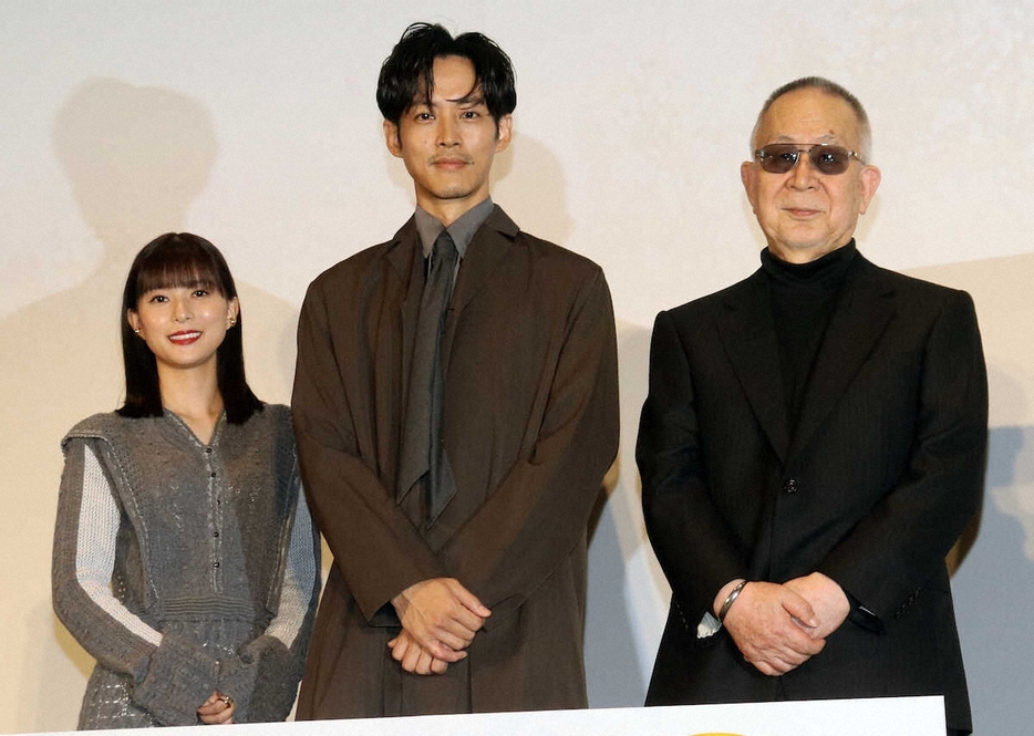 東京国際映画祭に招待された「雪の花」の（左から）芳根京子、松坂桃李、小泉堯史監督