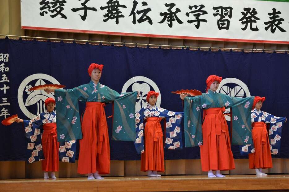 綾子舞伝承学習の発表会の様子＝11月1日、新潟県柏崎市の市立南中学校（本田賢一撮影）