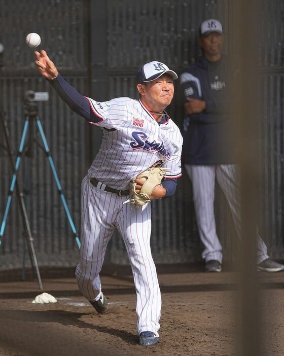 ブルペンで投球練習するヤクルト・奥川恭伸＝坊っちゃんスタジアム（撮影・土谷創造）