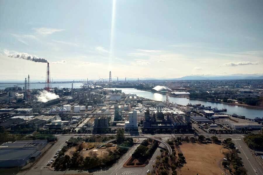 四日市港ポートビルから見える四日市港の風景（画像：都野塚也）