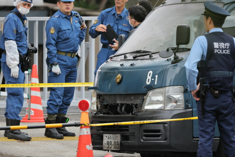 火炎瓶のようなものが投げ込まれた自民党本部の前で前面がへこんだ警察車両＝東京都千代田区で2024年10月19日午前8時22分、和田大典撮影