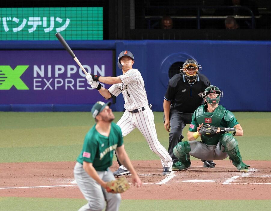 １回無死一、三塁、先制の左犠飛を放つ辰己涼介（カメラ・中島　傑）