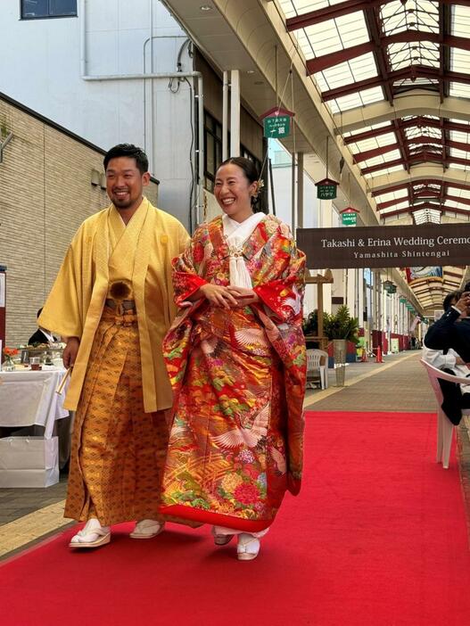 （左から）新郎の興梠貴士さんと新婦の江梨奈さん