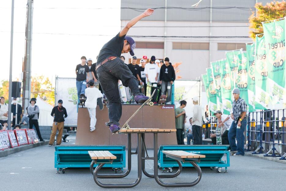 ピクニックテーブル部門で優勝した梅尾周生さんは「最初から（トリックを）狙っていた」