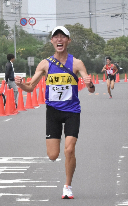 四国地区代表として都大路出場を決めた高知工のアンカー・林優成＝香川県坂出市の番の州公園前特設コースで2024年11月17日午後1時4分、川原聖史撮影