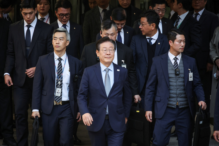 　１１月１９日、韓国聯合ニュースによると、最大野党「共に民主党」の李在明代表（写真中央）が、知事時代に１億ウォン（７万１９００ドル）余りの公金を流用したとして１９日に背任罪で起訴された。写真は１５日、ソウルで撮影（２０２４年　ロイター/Kim Hong-ji）