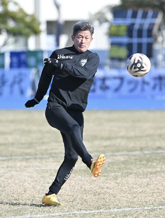 　練習で汗を流す鈴鹿・三浦知良