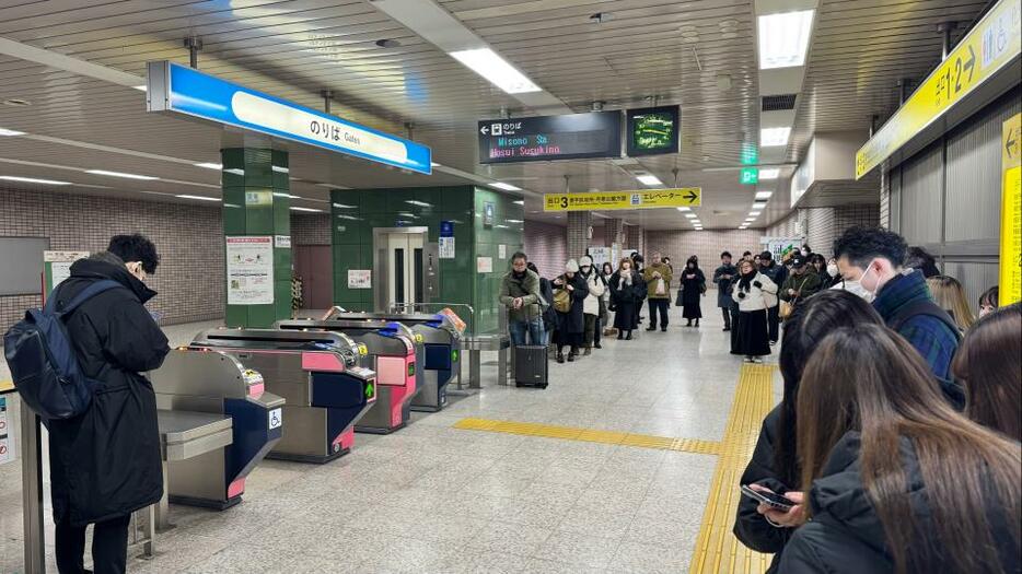 運転再開を待つ利用者美園駅（視聴者撮影）