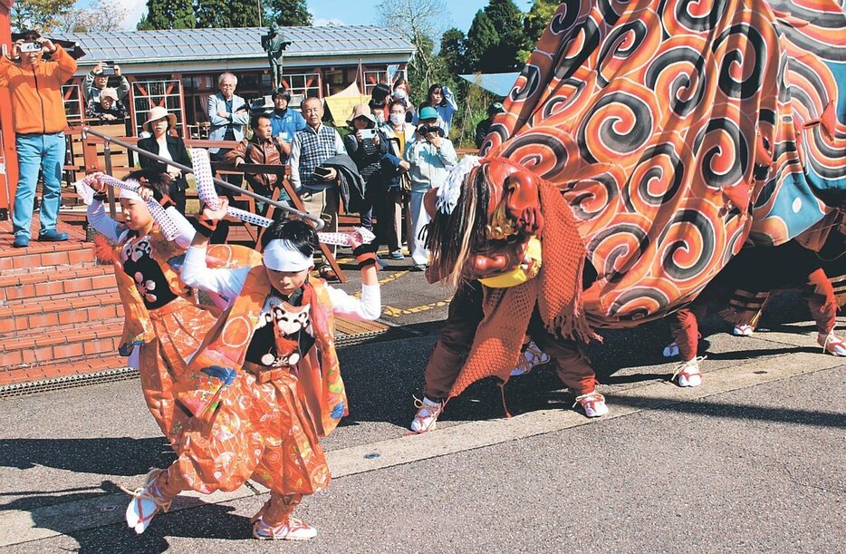 獅子舞競演会での勇壮な舞を楽しむ見学会の参加者ら