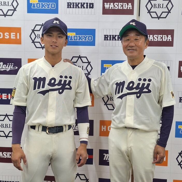 明大・宗山塁内野手（左）と田中武宏監督（撮影・赤堀宏幸）