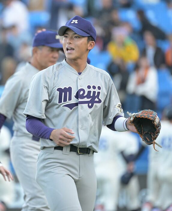 勝利をおさめ、ナインに声をかけながらベンチに引き揚げる明大・宗山塁（カメラ・竹松　明季）