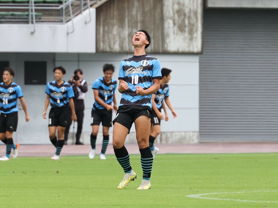 チームが逆転に成功し、雄叫びを上げる岡山学芸館高FW太田修次郎(Toshihide ISHIKURA)