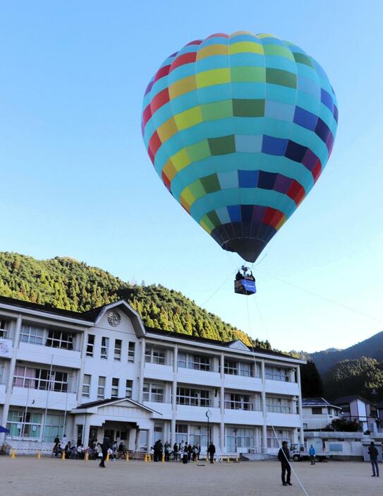 空に向かって上昇する熱気球＝安富北小学校