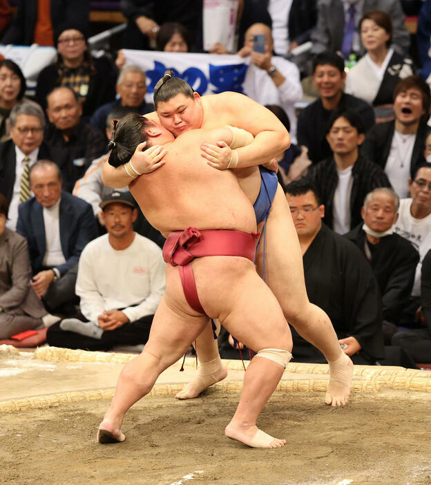 大相撲九州場所　10日目　寄り切りで大の里を破る大栄翔（手前）（撮影・梅根麻紀）