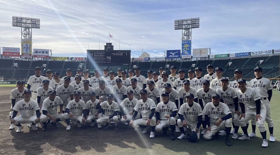 マスターズ甲子園に出場して記念撮影するPL学園OB（撮影・河合　洋介）