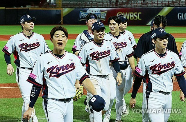 逆転勝利を収め喜ぶ韓国の選手たち＝16日、台北（聯合ニュース）