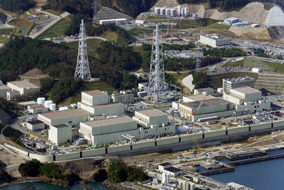 東北電力は４日、１３年ぶりに再稼働させた女川原発２号機（宮城県）を午前８時３６分に停止させたと発表。原子炉内の状況を示す計測器の搬入作業でトラブルがあったためで、詳しい原因を調査する＝２０２０年撮影