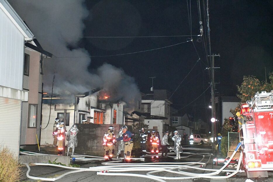 男性1人の遺体が見つかった火災現場＝13日午前3時37分、八戸市沼館2丁目