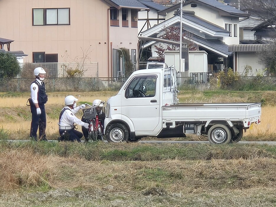 衝突したとみられる軽トラックと自転車