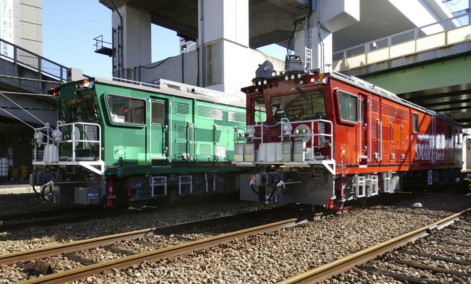 新幹線の線路点検に使うJR東日本の2種類の新型車両＝22日午前、東京都北区