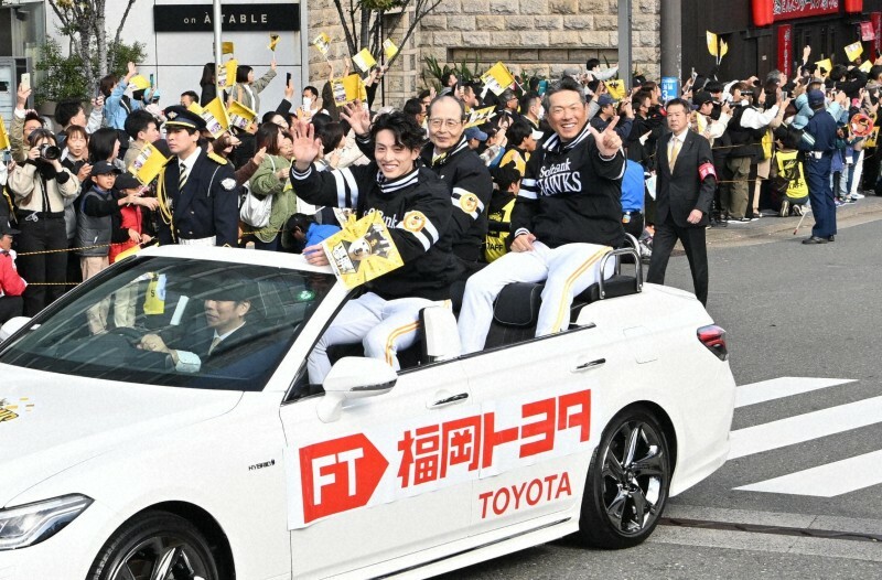 リーグ優勝パレードで沿道のファンに手を振るプロ野球・福岡ソフトバンクホークスの選手ら＝福岡市博多区で2024年11月24日午前11時8分、平川義之撮影