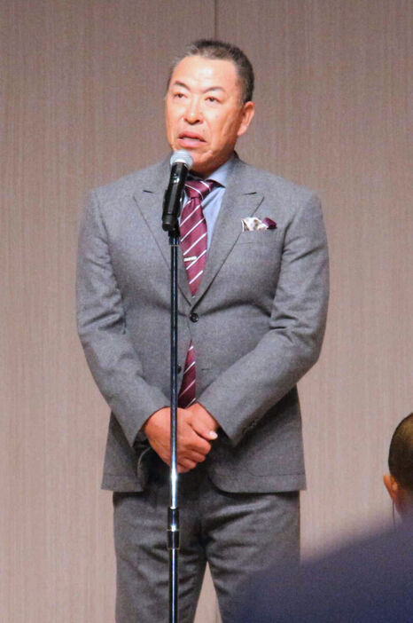 登壇して集まった約２００人に話をする中日・井上一樹監督