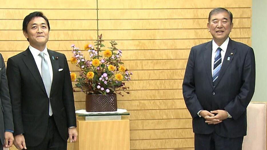 石破首相（右）と国民民主党・玉木代表