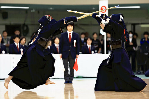 決勝で渡辺タイ（右）を破った近藤美洸（３日）＝松本拓也撮影