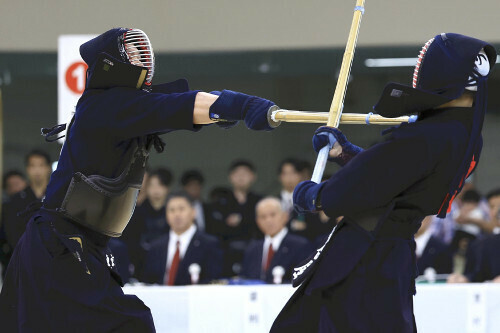 決勝で、合屋龍（右）に果敢に攻め込む竹ノ内佑也（３日）＝松本拓也撮影