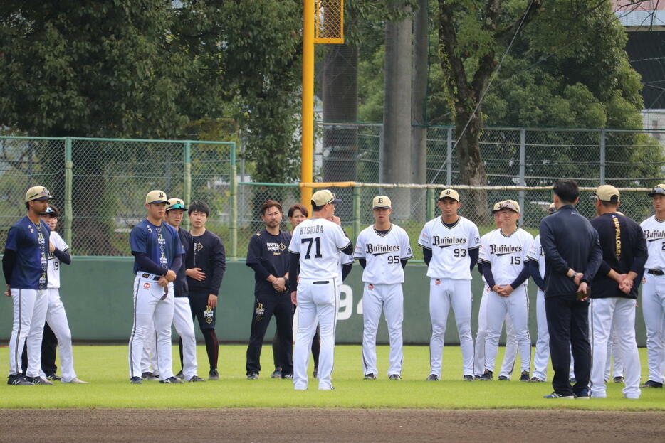 秋季キャンプ初日の練習前にナインに訓示する岸田監督（撮影・大池和幸）