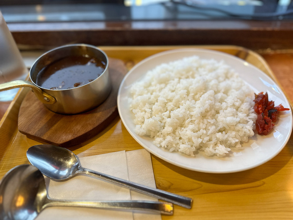 「牛スジ煮込みカレー」1320円。カレールーとライスは別々に盛り付け