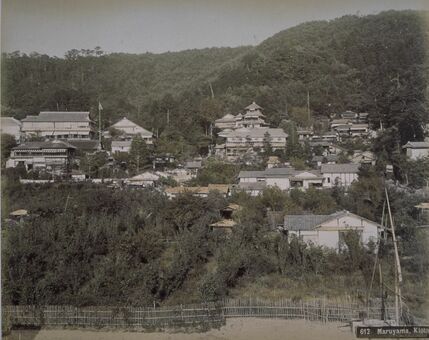 八坂神社境内北東側辺りから東山を東南東に望む。中央に高くそびえる三層の楼閣は、明治6年（1873）に明石博高が金閣寺を模して造った吉水温泉。写真／長崎大学附属図書館所蔵／共同通信イメージズ