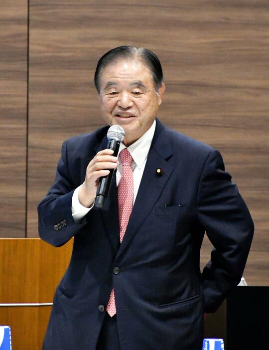 説明会であいさつする日本スポーツ協会の遠藤利明会長＝12日午後、東京都新宿区