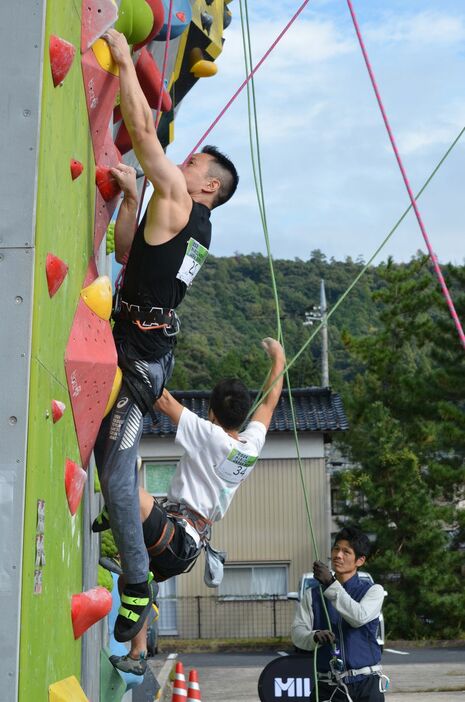 下肢機能障害クラスに出場した西崎哲男さん（左）＝10月26日、鳥取県倉吉市