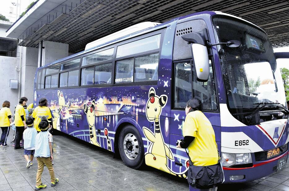 車体にデンリュウや長崎市の夜景が描かれたラッピングバス