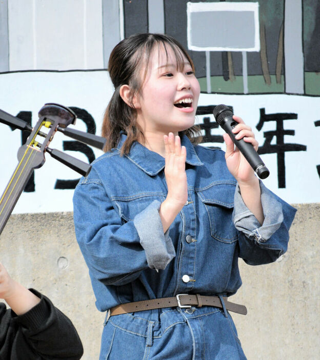 東北高泉キャンパスの文化祭で民謡を披露する荒さん