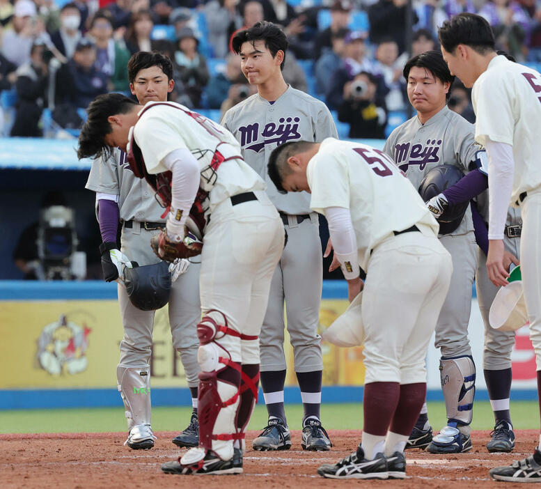 優勝を逃し、無念の表情で整列する奥左から明大・宗山、浅利ら（撮影・野上伸悟）