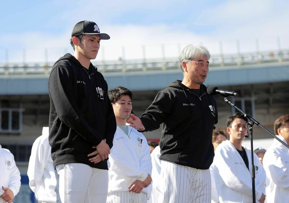 ロッテファン感謝デーの開会式で吉井理人監督（右）から紹介を受け挨拶をする佐々木朗希（カメラ・今成　良輔）