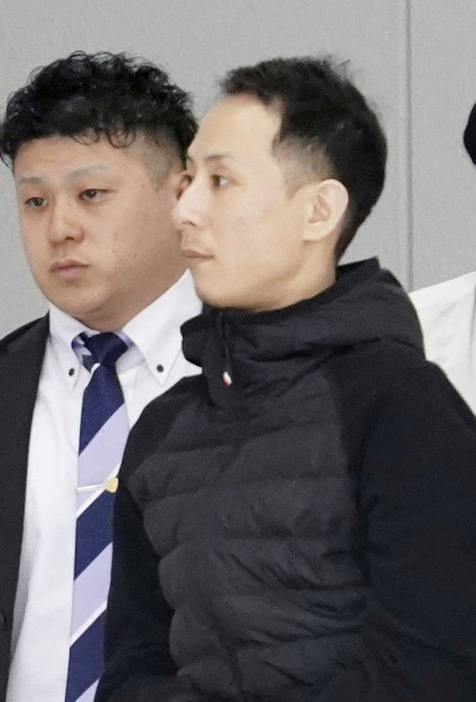 警視庁赤坂署に入る李基道容疑者（手前）＝6日