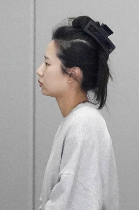 警視庁赤坂署に入る黒田茜容疑者＝6日