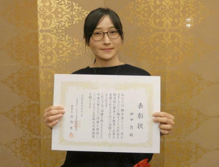 よんでん芸術文化奨励賞を受賞した陶芸家の田中悠さん＝13日午後、高松市