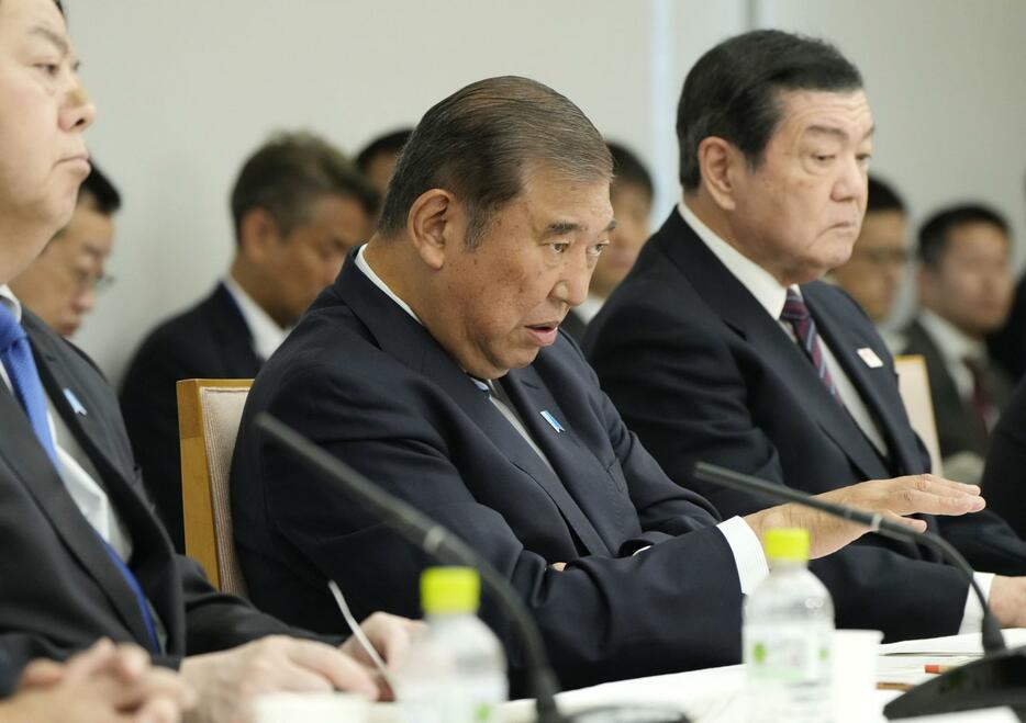 「新しい地方経済・生活環境創生本部」の初会合であいさつする石破首相（中央）＝8日午前、首相官邸