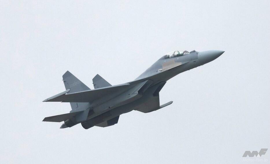 J-16により展示飛行。同機は、Su-27をベースとしつつも中国の独自技術によって性能を大きく向上させた。中国の航空機技術は、すでにロシアを上回っているとも言われる（筆者撮影）