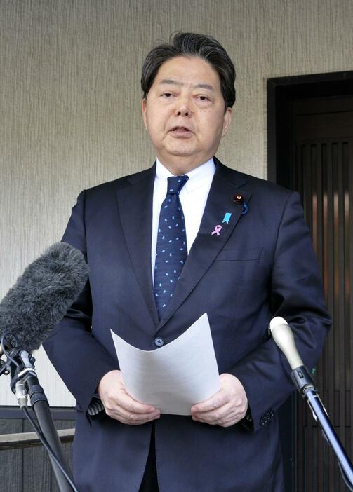 拉致被害現場の視察後、記者団の取材に応じる林官房長官＝24日午前、鳥取県米子市